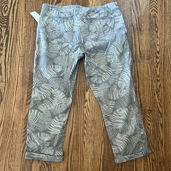 Democracy Gray Leaf Pattern Convertible Utility Pant NEW - Picture 5 of 6